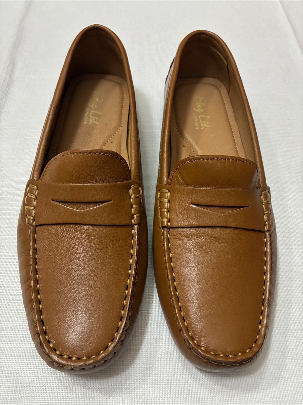 Women’s Classic Tan Leather Penny Loafers. 8.5 M. Like new.
